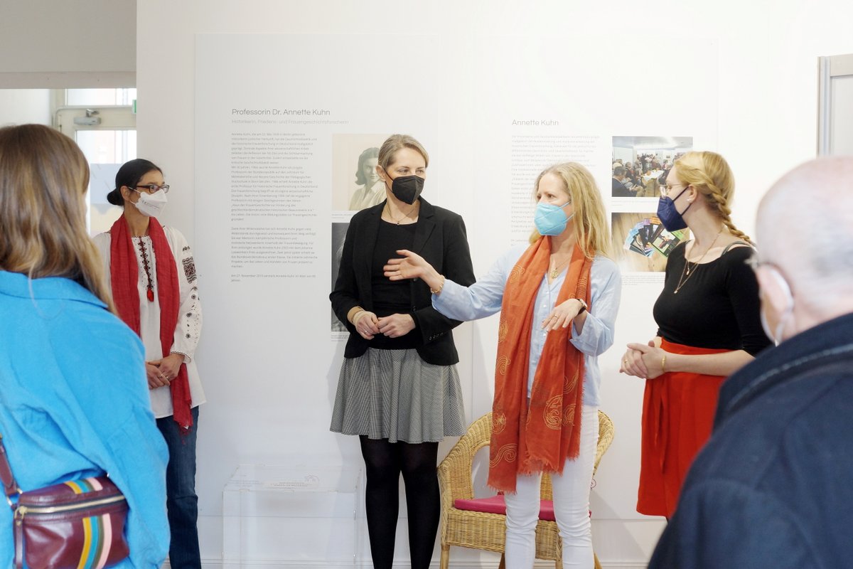 HdFG_Bonn's tweet photo. Unser Team wurde gestern von Jutta Lindekugel (erste von links), Ukraineexpertin, Übersetzerin, Mitglied von #translit e. V., Verein für den Dialog mit Europas Osten, bei der Ausstellungseröffnung der Werke von #PictoricIllustratorsClub unterstützt. Vielen Dank! #nowar https://t.co/11YQnqKFKD