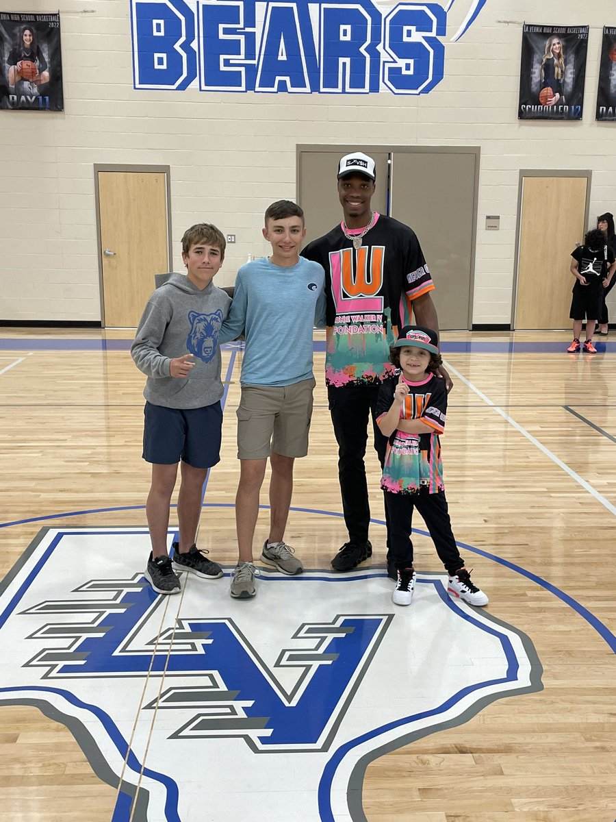 anthonykosub's tweet photo. @JeffGSpursZone @TrevorCaballero Thank you @lonniewalker_4  and @TrevorCaballero for sharing your powerful message and visiting La Vernia High School! https://t.co/GEyg1x6ntT