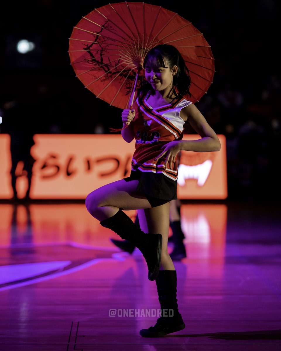 100_photo_hyaku's tweet photo. "中継カメラを意識してパフォーマンスするTeamGOWメンバーを初めて見た！"
っていう逸話を持つ、視線使い系NextBigThingさんは要注目。
#RaininFellas #TodrickHall
#ShapeOfYou #TRiECHOES
#MIINA #TeamGOW #Bチア

2022.3.20 vs島根
#富山グラウジーズ #Bリーグ https://t.co/lUJzUD8dED