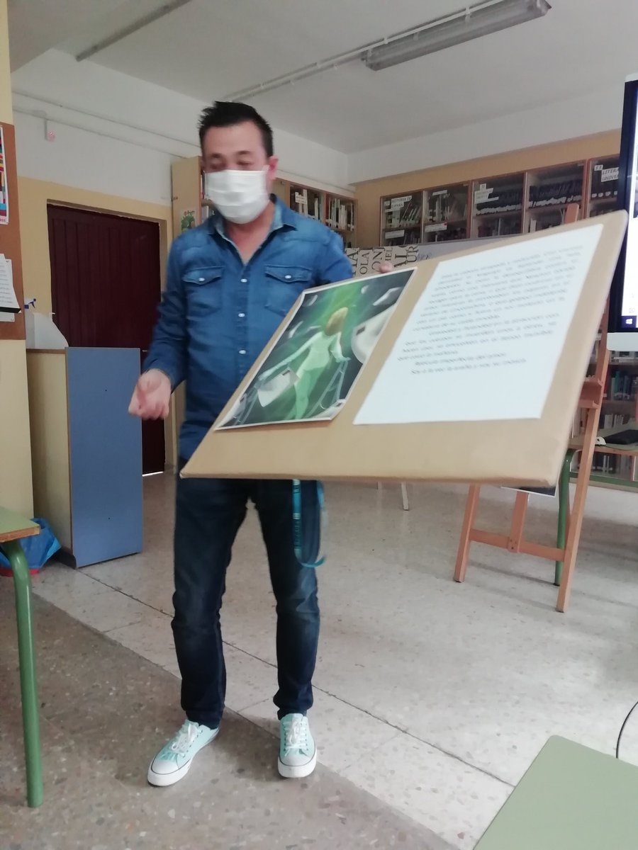 JuanMan46827160's tweet photo. Día de la Poesía en el Juande con María Angeles Perez López, poesía española, francesa...El alumnado participando activamente, un oasis en tiempos de ruido ensordecedor. Gracias a la PALABRA. https://t.co/qHNNQwI7LK