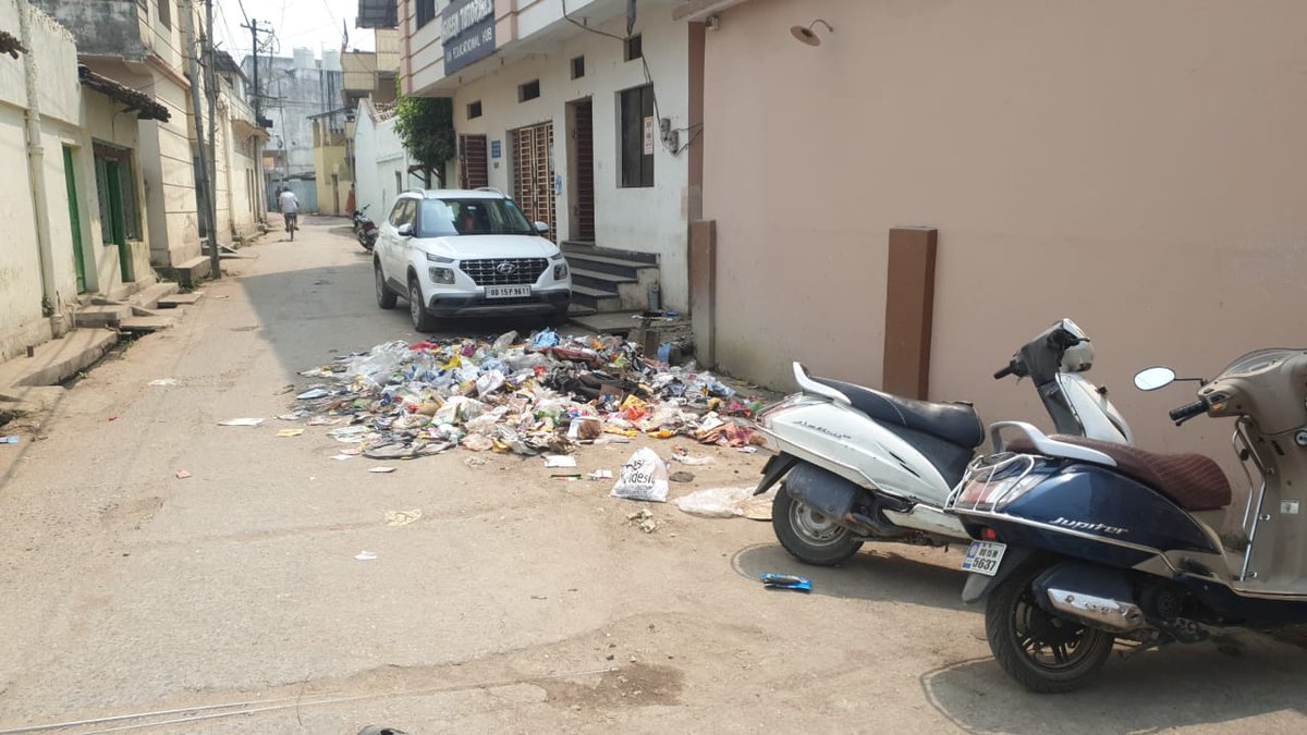banka_deepak's tweet photo. @DmSambalpur @SMC_Sambalpur @PMOIndia @CMO_Odisha @MoSarkar5T @SwachhBharatGov  garbage has been dumped infront of my house and not be clened from last 5 days drains also been flooded with garbage tiwarigali khetrajpur https://t.co/OhlVXWyWnh