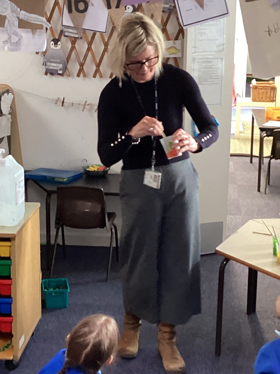 RavensdalePS's tweet photo. Signs of Spring. Colour mixing and observational drawing. It’s all going on this morning. #RPSYR #Spring https://t.co/hcmqhMScU9