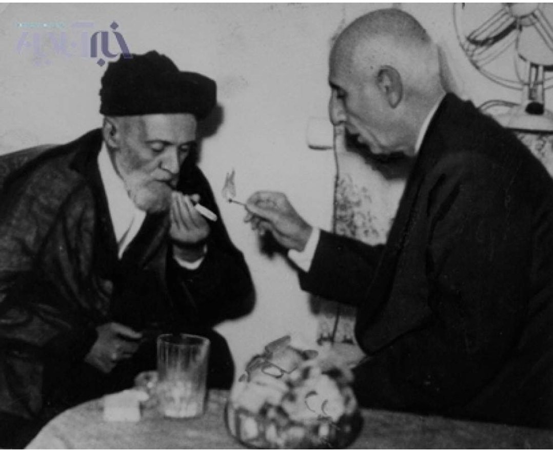 shirkhaan69's tweet photo. چرا هواداران مصدق بدون جعل و شایعه نمی‌توانند مصدق را به نسل جدید ایران معرفی کنند؟ 
چرا بدون داستان دروغِ نشستن مصدق بر جای نماینده انگلیس در دادگاه لاهه، بدون نقل‌قول‌های دروغ از مصدق در باب آزادی‌های اجتماعی، جدایی دین از سیاست و ...
چرا فیلم تقلبی میسازند؟ صحنه‌های خانه مصدق https://t.co/6VM3QfvU3z