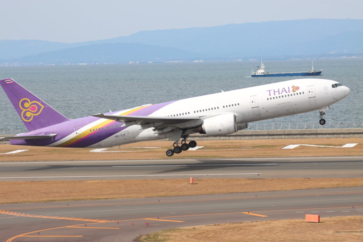 ryuukan96's tweet photo. #ファインダー越しの私の世界
#セントレア
#中部国際空港
#centrair
#Thai_Airways_International
#タイ国際航空
#B777
#TG645 https://t.co/ukvk99ifG9