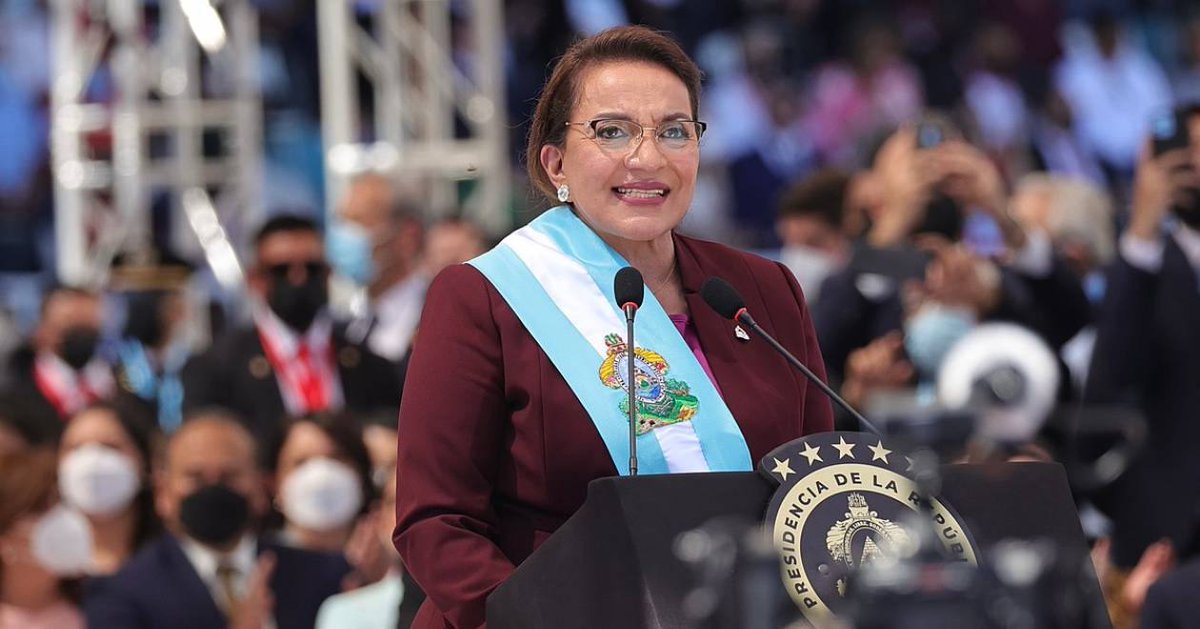 Crypto__Goku's tweet photo. #btc 🇭🇳  La présidente hondurienne Xiomara Castro annoncera le Bitcoin comme monnaie légale officielle au #Honduras. 👀

Un an après le #Salvador 🔥

"Nous ne devons pas permettre au Salvador d'être le seul pays à échapper à l'hégémonie du dollar"  Castro. https://t.co/qIO60wy4gp