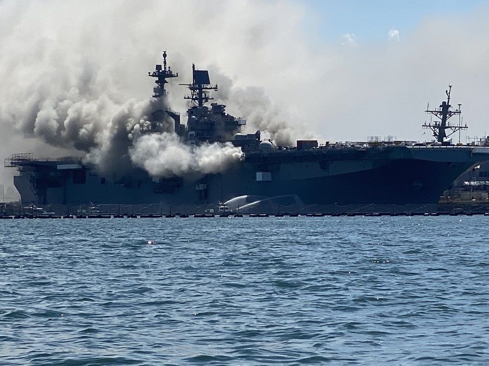 ВСУ подбили возле Одессы российский военный корабль, на палубе которого виден дым, – СМИ   dialog.ua/war/248451_164…