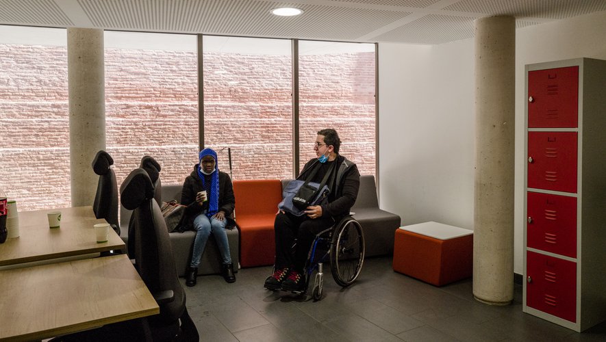 Fondation_UPVD's tweet photo. 📣 Une nouvelle salle du campus Mailly pour les étudiants en situation de handicap a été inaugurée mardi 8 mars 2022.
Elle va permettre aux 26 étudiants concernés d'y trouver une salle de repos également adaptée pour travailler.🔥
#runmyupvd #upvd #université https://t.co/NtIalZLQYT