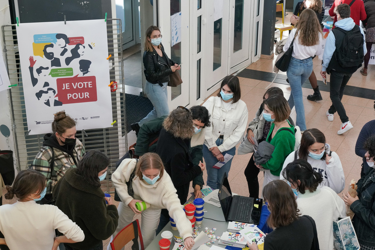 metropolerennes's tweet photo. 300 participants aux 6 ateliers 👍🏼
12 propositions pré-sélectionnées
1 proposition 🥇 à choisir avant le 30 avril
qui devra réunion 1 million de votes 🤞🏼 en #Europe pour que la #Commissioneuropéenne l'étudie. 
Histoire d'une aventure européenne > https://t.co/LWRsbpZ2v0
 #ICE https://t.co/WE8QZY1l8l