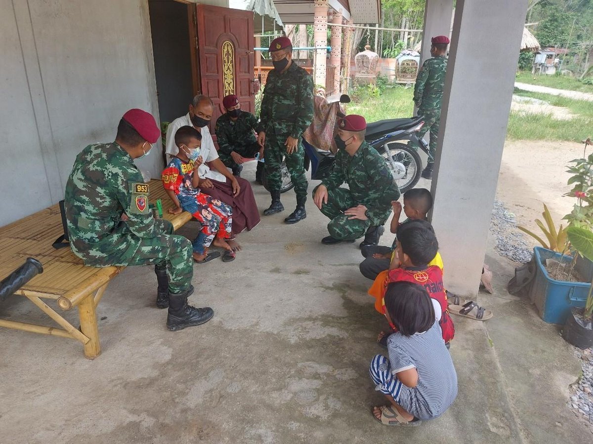 ครุหมวกแดงปันยิ้ม โดย ชุด ทสพ./ชุด สทสพ. ร่วมกับ ชุดสันติสุข ดำเนินกิจกรรมหมอเดินเท้าเข้าชุมชน เพื่อช่วยเหลือบรรเทาทุกข์ในเบื้องต้น อีกทั้งเป็นการสร้างขวัญกำลังใจแก่ ปชช. พร้อมพัฒนาความสัมพันธ์เสริมสร้างความเข้าใจ และสอบถามความเป็นอยู่ในการดำรงชีวิต ณ ต.ลำใหม่ อ.เมือง จว.ยะลา