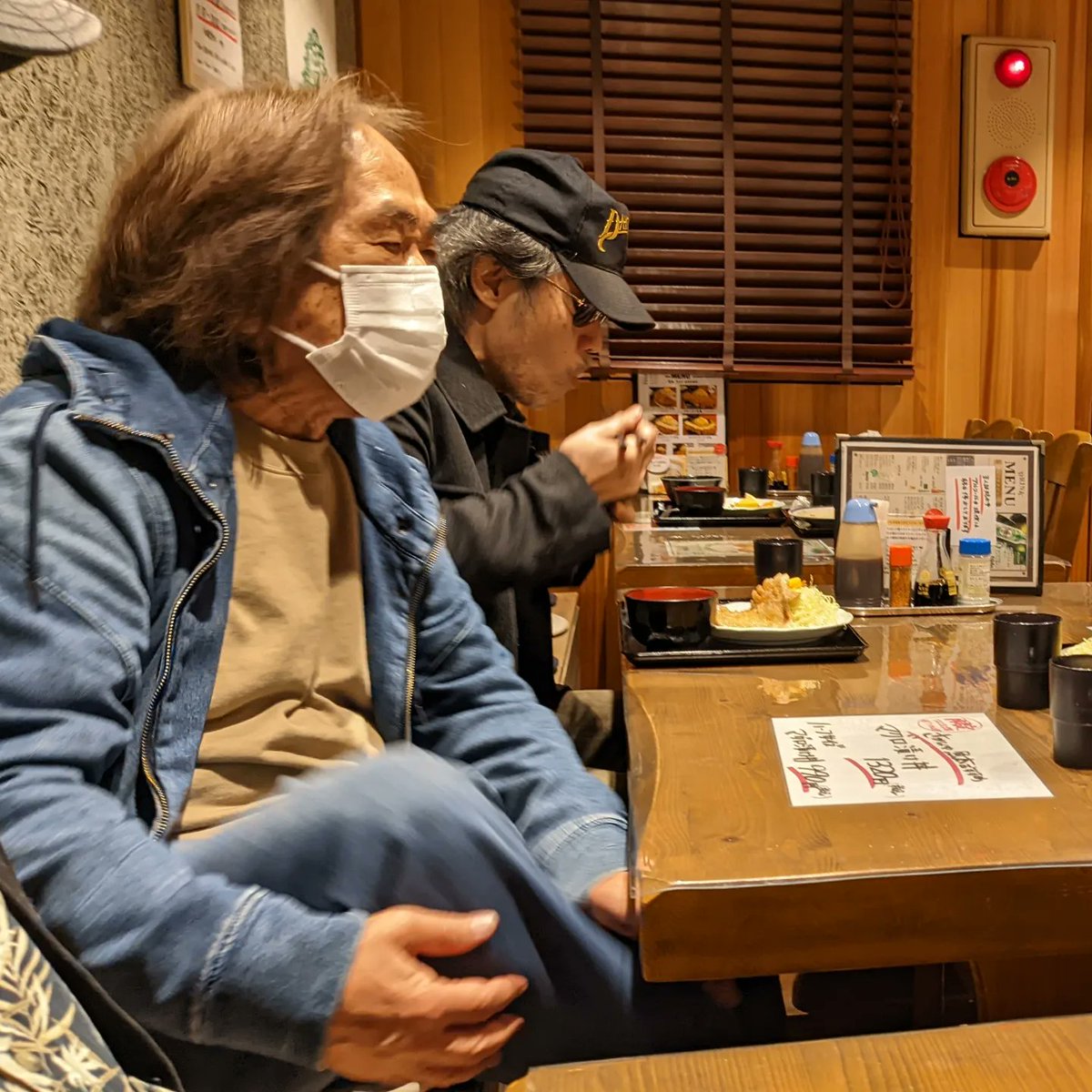 TheCromwell2's tweet photo. リハ後に、マンボー明け前夜の“もぐもぐタイム”
#内藤まさみ #寺中名人 #thecromwell https://t.co/YCMqtqRiwu
