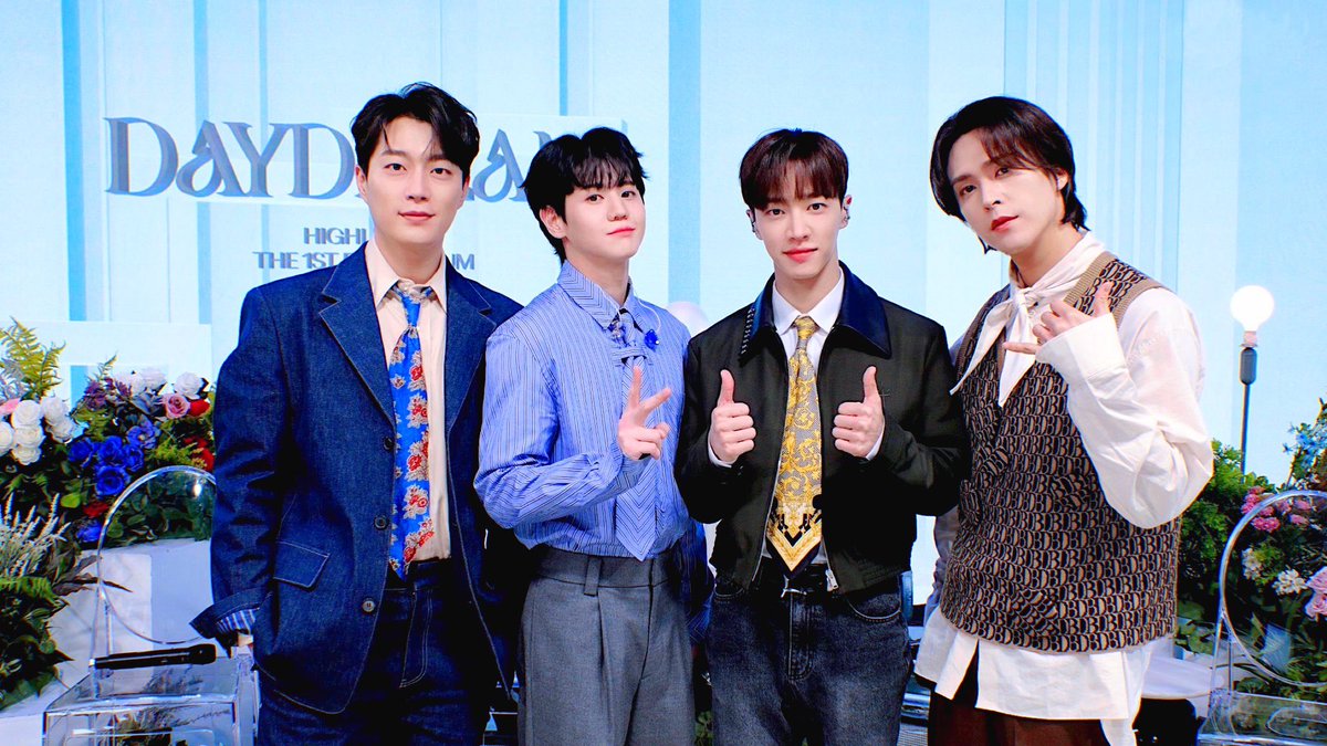 mini_ming97's tweet photo. 하이라이트 컴백 RT이벤트🎉
라이트, 타팬 모두 참여가능😃 
당발은 다음주☺️ 
당첨되신 분은 스밍 인증(30회 이상)😊
DAYDREAM 많이 들어주세요🤗
#하이라이트 https://t.co/UHD12v9kGz