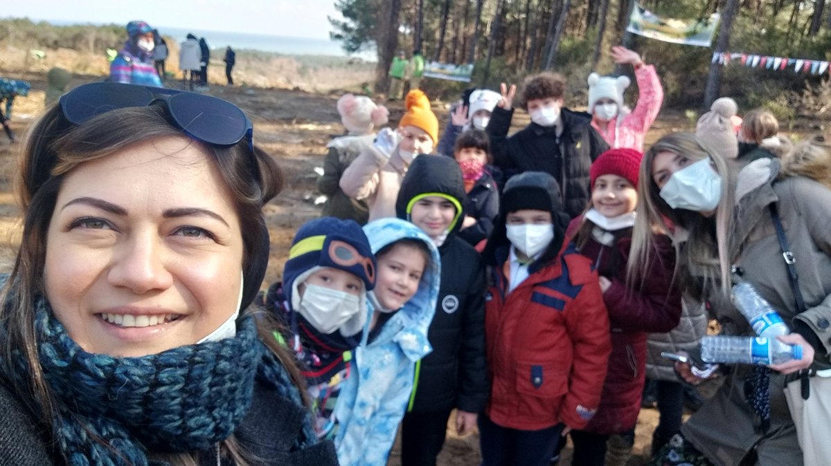 ozlemdgl's tweet photo. 21 Mart Orman Haftası etkinlikleri kapsamında, Orman Genel Müdürlüğü işbirliği ile fidelerimizi öğrencilerimizle birlikte diktik. 
Orman Vatandır.. #GeleceğeNefes
#YeşilVatan #SarıyerDoğaKoleji
@Dide05176241 @EnisEryaman @EceAydn23036331 @DogaOkullari 
@SARIYERDOGAA https://t.co/1bW1GnqRp1