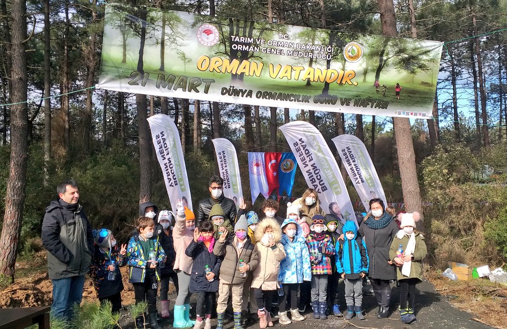 ozlemdgl's tweet photo. 21 Mart Orman Haftası etkinlikleri kapsamında, Orman Genel Müdürlüğü işbirliği ile fidelerimizi öğrencilerimizle birlikte diktik. 
Orman Vatandır.. #GeleceğeNefes
#YeşilVatan #SarıyerDoğaKoleji
@Dide05176241 @EnisEryaman @EceAydn23036331 @DogaOkullari 
@SARIYERDOGAA https://t.co/1bW1GnqRp1