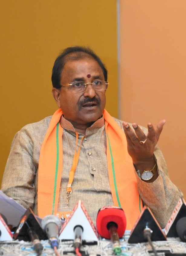 UttarandhraNow's tweet photo. బీజేపీ-జనసేన కూటమి సీఎం అభ్యర్థి మీరే, మీరు ముఖ్యమంత్రిగా తెదేపా ఒప్పుకుంటే మాకు అభ్యంతరం లేదు, కానీ మీరు కాకుండా వేరే వాళ్ళు ముఖ్యమంత్రి అయ్యే కూటమిలో బీజేపీ ఎప్పటికి భాగ్యాస్వామి కాబోదు, కర్నూలు వేదికగా జనసేనాని కి తేల్చి చెప్పిన బీజేపీ రాష్ట్ర అధ్యక్షుడు సోము? #UANow #BJPJSP https://t.co/tr4CsWiKE1