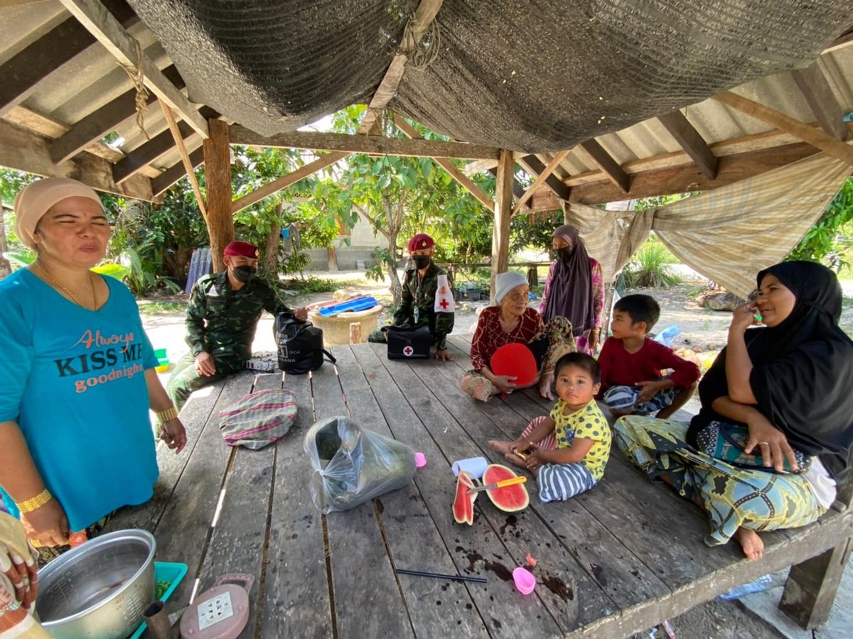 ครูหมวกแดงปันยิ้ม โดยชุด ทสพ./สทสพ. สนับสนุน ชุดสันติสุข ดำเนินกิจกรรมมอบอุปกรณ์การเรียนให้กับเด็กนักเรียน และจัดกิจกรรมหมอเดินเท้าเข้าชุมชน เพื่อพัฒนาสัมพันธ์, สร้างความเข้าใจ และลดความหวาดระแวงระหว่างกลุ่ม นร.กับ จนท.ฯ ณ บ.นาพร้าว  ม.๒ ต.ปะนาเระ อ.ปะนาเระ จว.ปัตตานี