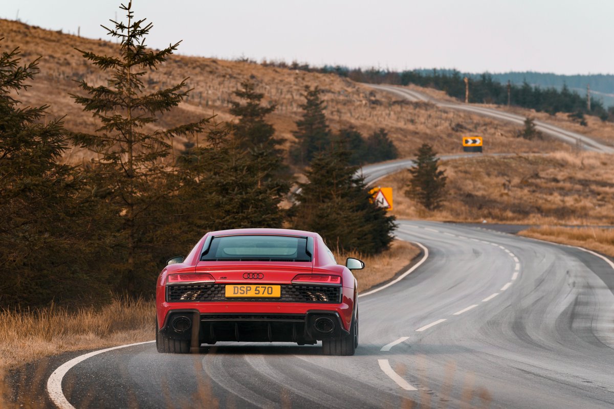 jonathan_burn's tweet photo. New R8 V10 Performance RWD just landed. Red and gold 👌 https://t.co/FY4yXYYVgJ