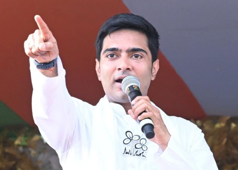 ChatterjeeSama3's tweet photo. “The people of Bengal do not bow down.  I can bow to the people, but I will not bow to the people in power!” - Shri @abhishekaitc.

#ABJhukegaNehi https://t.co/AWFxjIAKlD