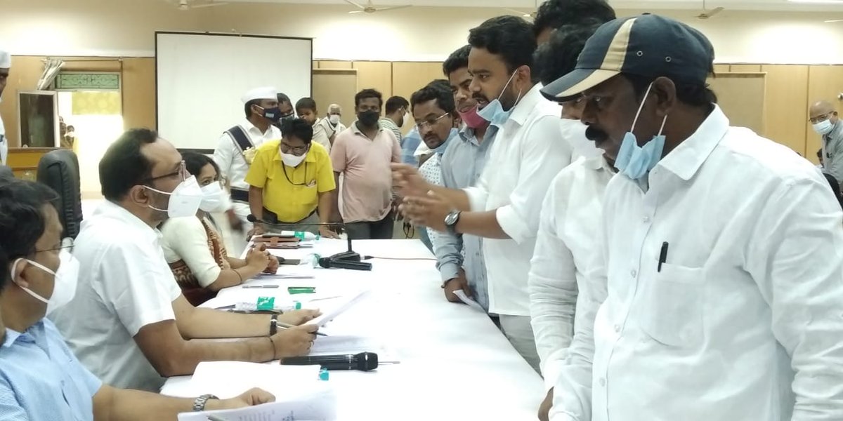 ChaituJSP's tweet photo. నియోజకవర్గంలోని స్థానిక సంస్థల ఎన్నికల్లో @JanaSenaParty 5 వార్డులు కైవసం చేసుకున్న మదనాపురం పంచాయితీలో ప్రజలకు అనేక ఇబ్బందులు సృష్టిస్తున్న అధికార పార్టీ ఆగడాలు జిల్లా కలెక్టర్ గారిని కలిసి వివరించడం జరిగింది. సానుకూలంగా స్పందించి తగు చర్యలు తీసుకుంటామన్నారు. https://t.co/5HY8KWBulR