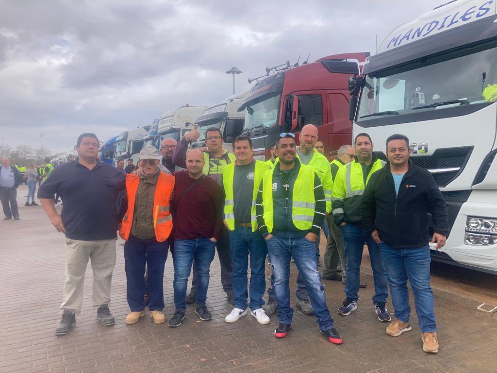 ppalmodovar's tweet photo. 🔵 Vecinos de Almodóvar dedicados al sector del transporte se movilizan hoy en Córdoba reivindicando la dignidad de su profesión.

🔛 Tenéis nuestro apoyo y admiración 💪🏻

💯🔝🇪🇸 

#orgullocuco
#huelgatransportistas https://t.co/mBoBncKAwc