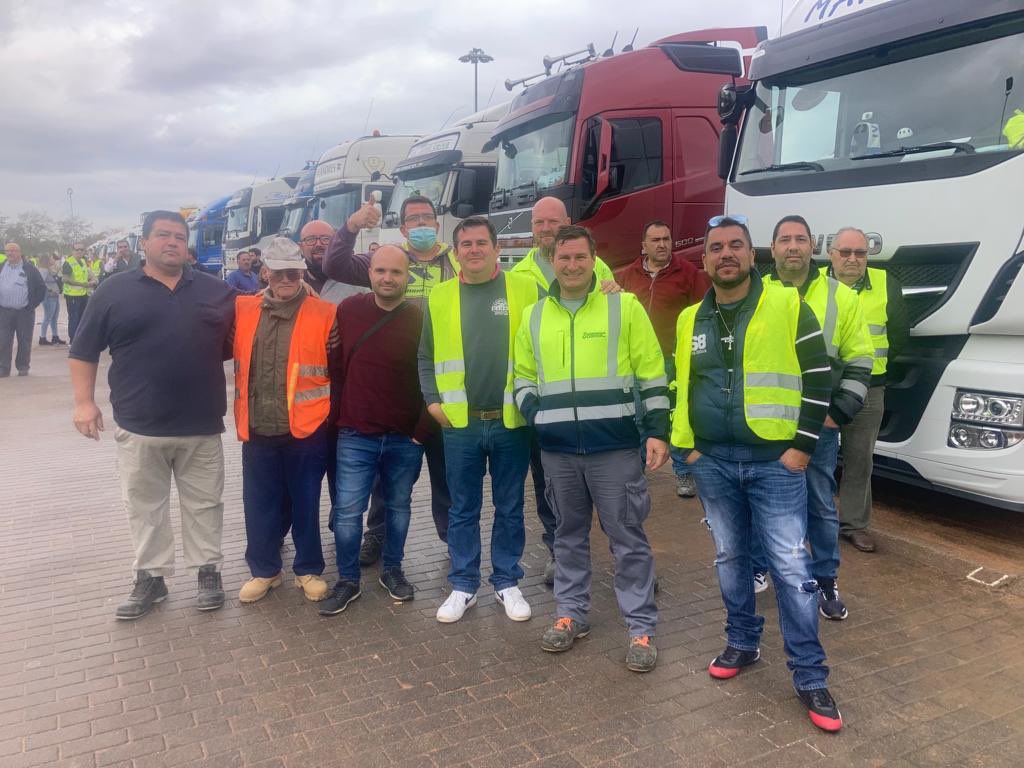 ppalmodovar's tweet photo. 🔵 Vecinos de Almodóvar dedicados al sector del transporte se movilizan hoy en Córdoba reivindicando la dignidad de su profesión.

🔛 Tenéis nuestro apoyo y admiración 💪🏻

💯🔝🇪🇸 

#orgullocuco
#huelgatransportistas https://t.co/mBoBncKAwc
