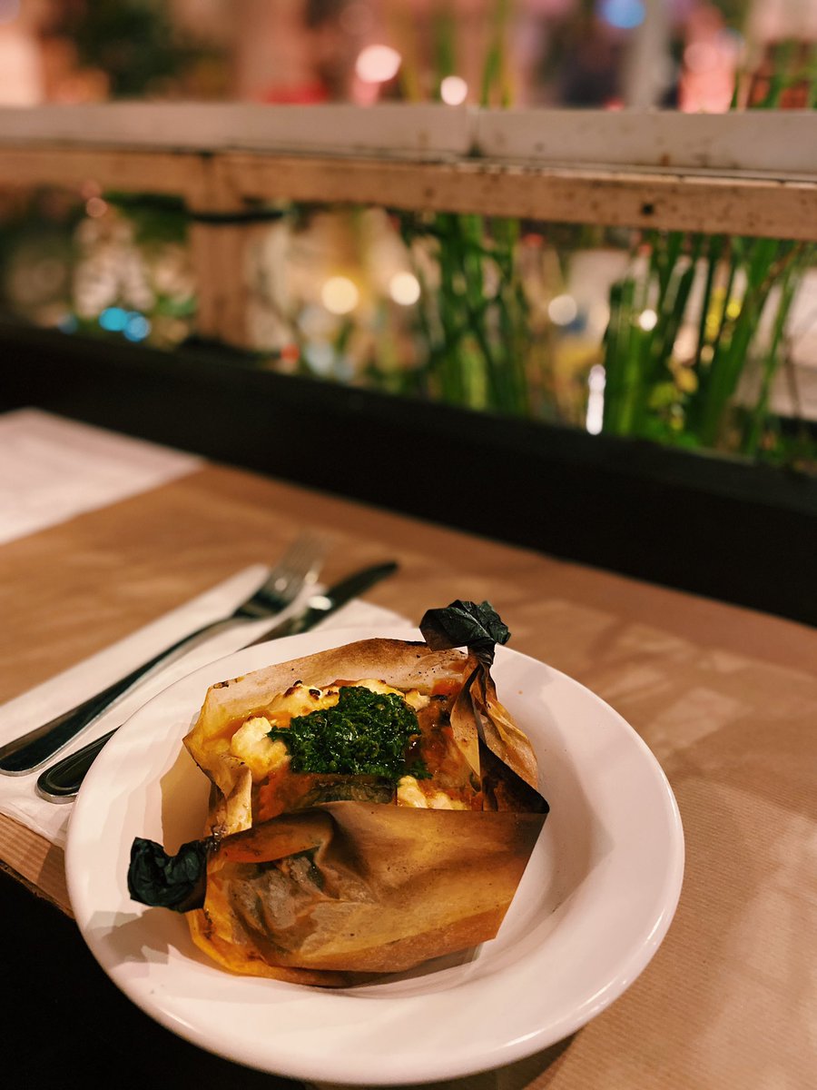 Hier in Tel Aviv gibt es fünf Restaurants von dem Koch Eyal Shani, eins davon ist das Romano. Das Konzept: Mit möglichst wenigen, einfachen Zutaten (auf dem Bild: eine Aubergine) super leckere Gerichte zu machen! #studierenweltweit #TelAviv #Israel #Restaurantempfehlung