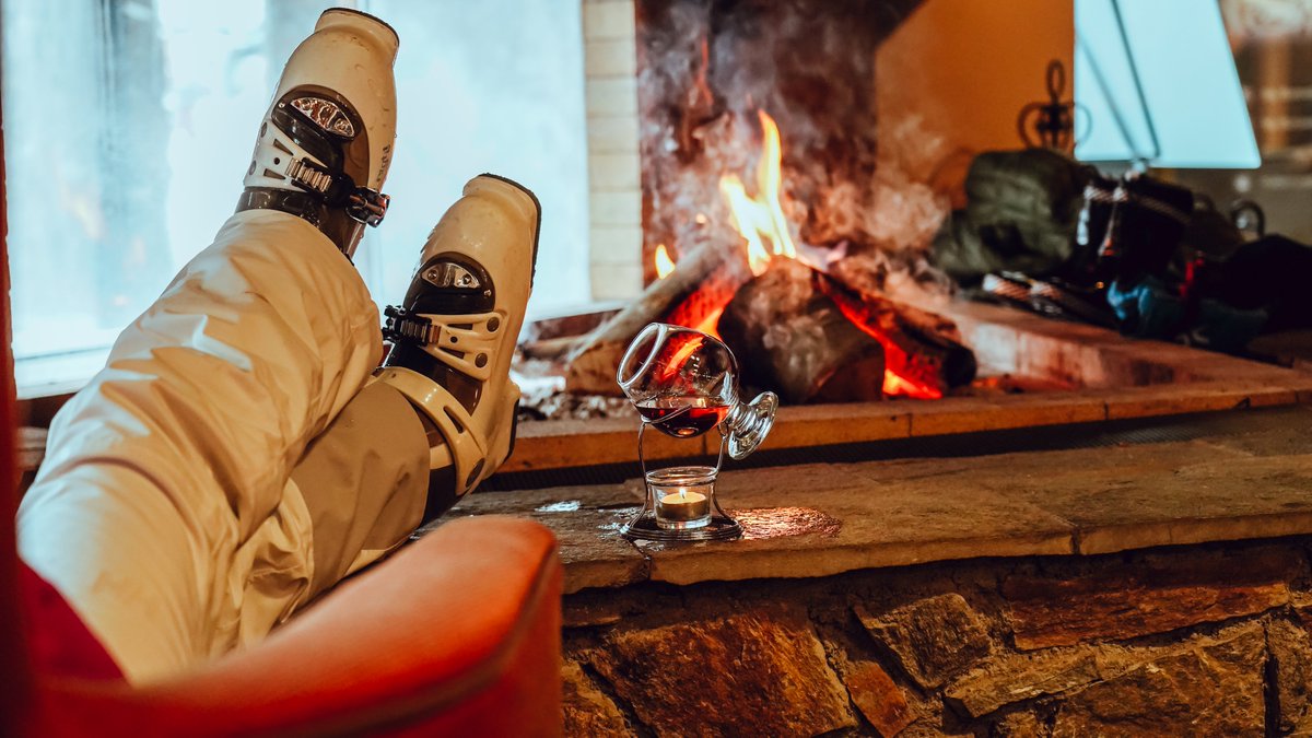 After the long day on the #slopes, all you need is a warm drink by the fireplace of the lobby bar and diner "The Champions" in the Rila Hotel. 🥃