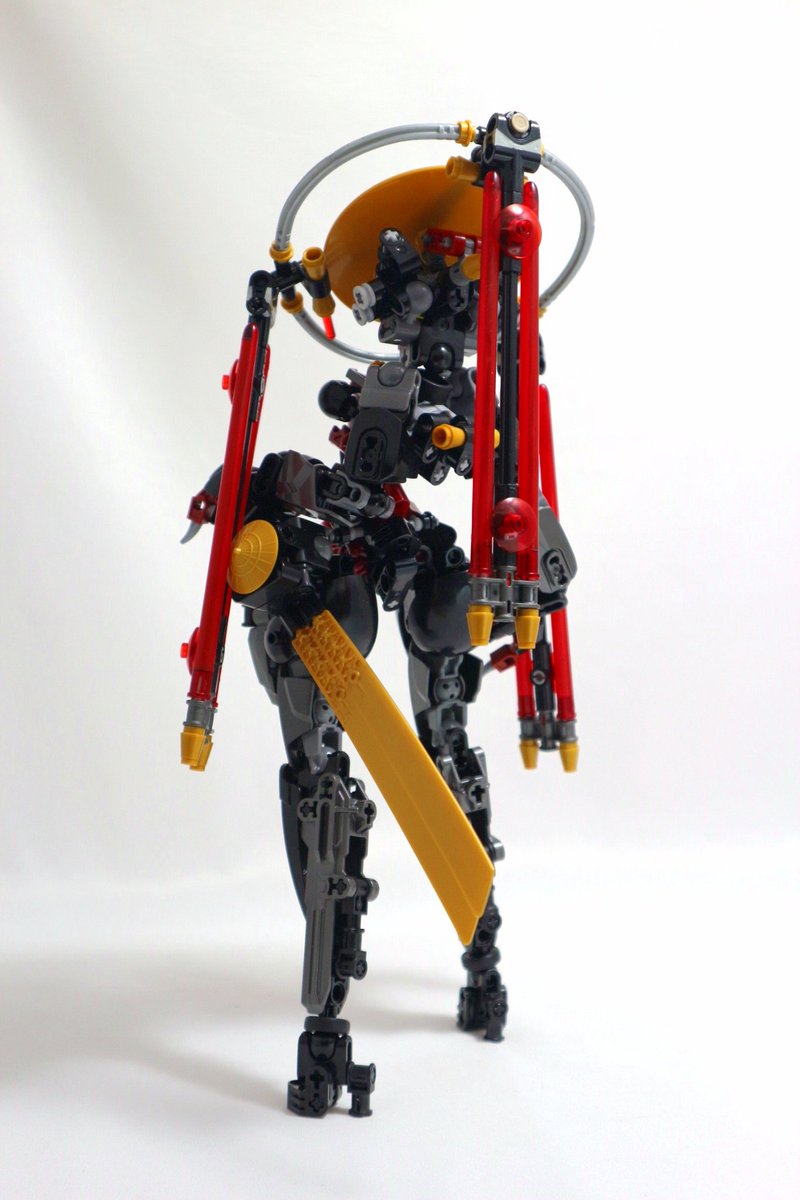 MAIDENROID_IBK's tweet photo. 新入りの子です

流浪の侍系メイデンロイド
一際目を引く傘に接続された3本のブレードはまるで「滴り落ちる血の雨」のような強烈な印象をあたえる
印象的な金色が血と鉄のような暗い色とのコントラストになってるのが絶妙な美しポイント
傘を武器として持った際の派手さのギャップも極めて素敵 https://t.co/13BtArNPAQ
