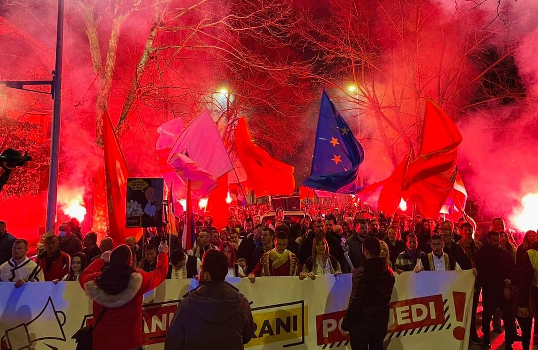 BecicAleksa's tweet photo. Već 18-ti protest po redu slobodni građani u Podgorici i širom 🇲🇪 šalju jasnu poruku da nema prekrajanja izborne volje i povratka DPS-a na vlast. 
To ćemo potvrditi već na izborima u nedjelju u Beranama i Ulcinju, jer sud naroda niko nije izbjegao. 
#USTANI #ODBRANI #POBIJEDI https://t.co/3gb9x2mptL
