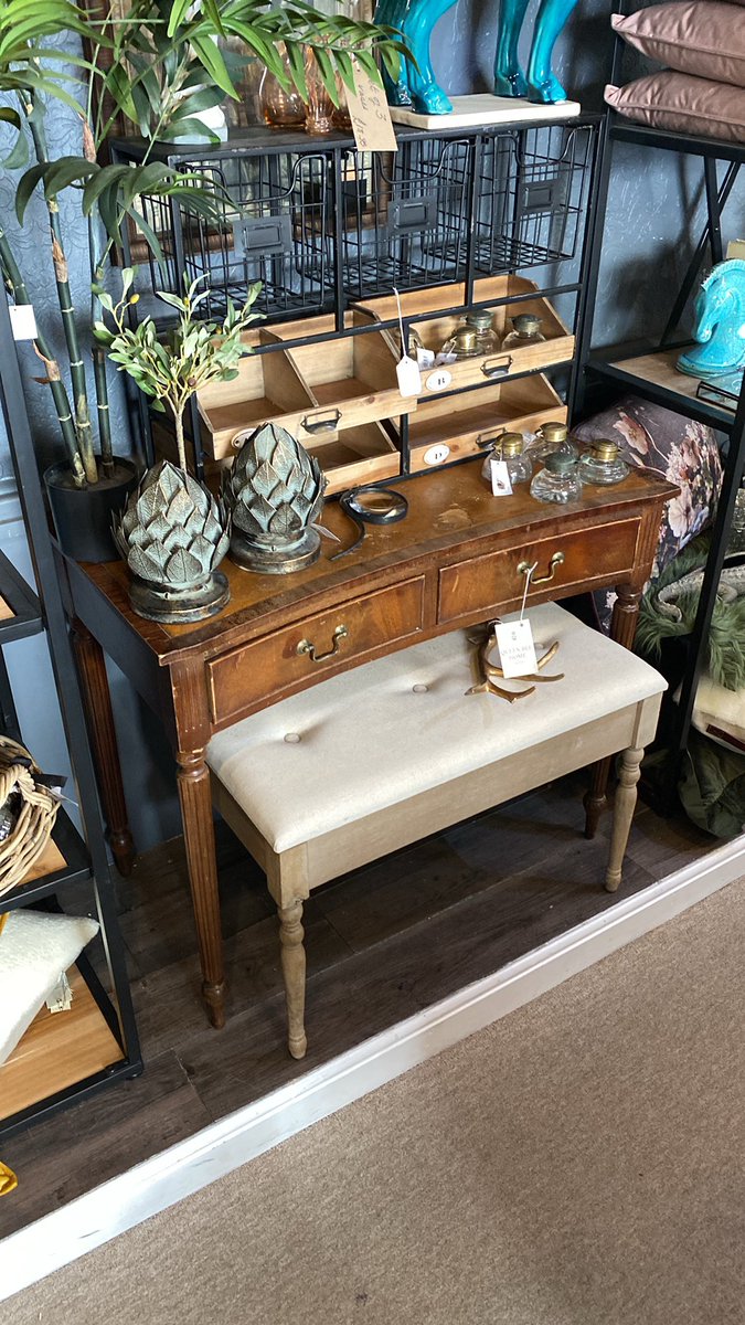 QueenBeeHome's tweet photo. Leather to desk £195
89cm W x 46cm D x 76cm H https://t.co/DvwxE15KpM