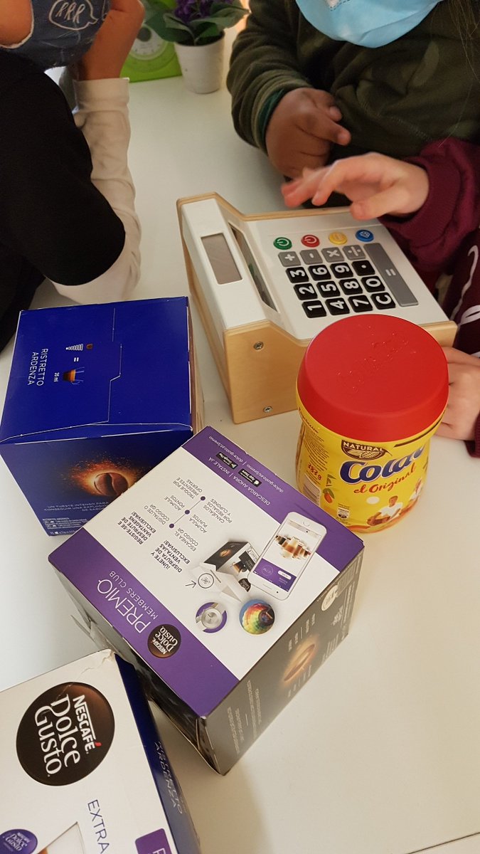 escolaelshorts's tweet photo. A 1r ens en anem de compres i practiquem les sumes i restes tot pagant i retornant canvis.
#matematiquesmanipulatives
#jocsimbolic https://t.co/uc4c1wFKB6