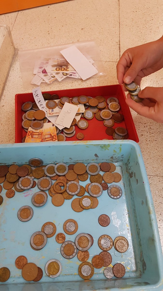 escolaelshorts's tweet photo. A 1r ens en anem de compres i practiquem les sumes i restes tot pagant i retornant canvis.
#matematiquesmanipulatives
#jocsimbolic https://t.co/uc4c1wFKB6
