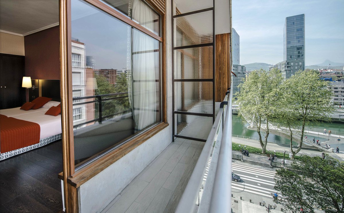 Probablemente, una de las mejores vistas de Bilbao esta desde nuestros balcones
hotelcondeduque.com