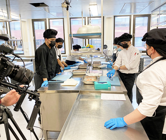 Sedu_fi's tweet image. Ravintola- ja cateringalan käytännön opintoja, kokonaisen menun valmistaminen samanaikaisesti Suomessa, Italiassa, Hollannissa & Ranskassa Sedun opettajan johdolla – miten se on mahdollista? buff.ly/37O9ICf ”Tätä modulointimallia voi soveltaa muillekin aloille.” #moduleit