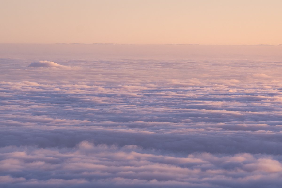 Imanolzuaznabar's tweet photo. La bonita combinación luna + mar de nubes durante el amanecer en Tenerife. https://t.co/B5j6uj1XPQ