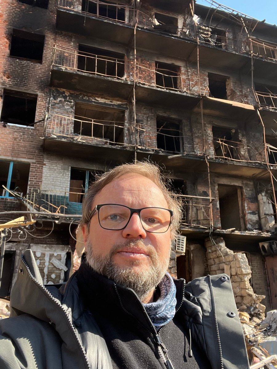 bernetblog's tweet photo. «Ich rate hier jedem Kriegsberichterstatter, bei Frontbesuchen kein Presseschild zu tragen und Autos nicht mit Presseklebern zu kennzeichnen» sagt @kurtpelda im #Bernetblog : 
https://t.co/eC1gqCYk9a https://t.co/g9nUoIfSks