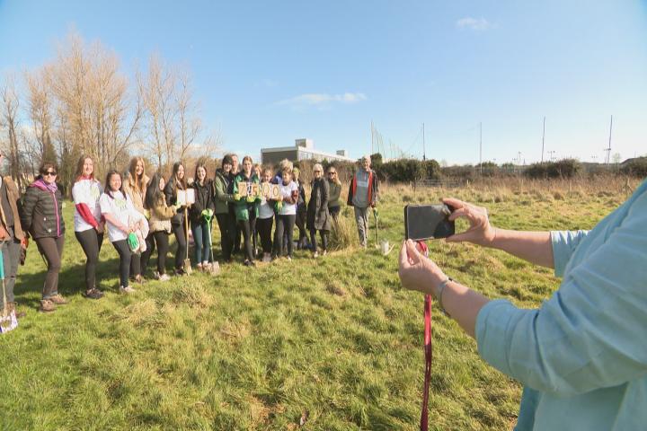 RTENationwide's tweet image. We visit Baldoyle in Dublin to meet those who are planting trees as part of the @EasyTreesIE campaign to get one million trees planted by early 2024 on #RTENationwide this evening, Monday 21st March @RTEOne 7pm @rte @3CounciI @coilltenews @Dept_ECC #TreeWeek @changebydegrees RT