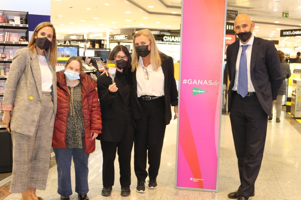 tsanchezgrao's tweet photo. Orgullosos en @elcorteingles de Mallorca de poder celebrar el #DiaMundialSindromeDown ayudando a la inserción laboral de personas con discapacidad. Como Rosa, que lleva ya cuatro años trabajando en el centro de Avenidas, con la colaboración de #Asnimo https://t.co/KH00gbRFiU