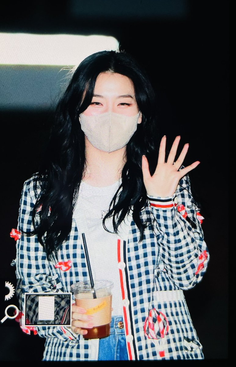 LUMINOUS_940210's tweet photo. 220321 영스트리트 출근

깡... 오늘 미쳐따...미쳐써....🙈

#레드벨벳 #RedVelvet   #SEUlGI #슬기 https://t.co/dbBI4XwebZ
