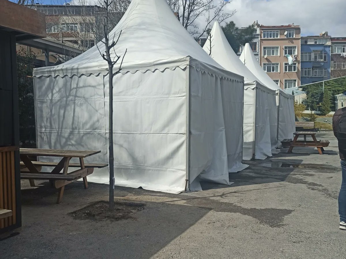 Öğle arasında dahi yer bulmakta zorlandığımız çalışma alanımızdan bizi çıkartıp yerine Espresso Lab yapmaya çalışıyorlar. Bir de dalga geçer gibi "mağdur olmayalım" diye çadır kurdular. Bu muameleyi hak etmiyoruz, çalışma alanımızdan çıkmıyoruz, kütüphanemizi istiyoruz!