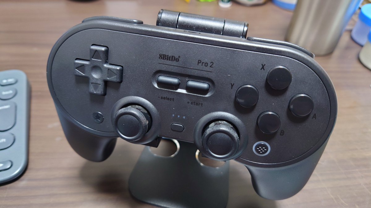 AmagaiHiroshi's tweet photo. 8BitDoPro2をヨドバシさんで買いました(๑•̀ㅂ•́)و✧。
遅延もなくサイズ・重量、キーフィーリングもイイ感じ。
内蔵バッテリパックで20時間動作だそうです。
FF11につないだのでDモードでペアリングしました(マニュアルには載ってない)
#8BitDoPro2
#FF11
#Window10
#Bluetooth https://t.co/vgBDAU4uDO