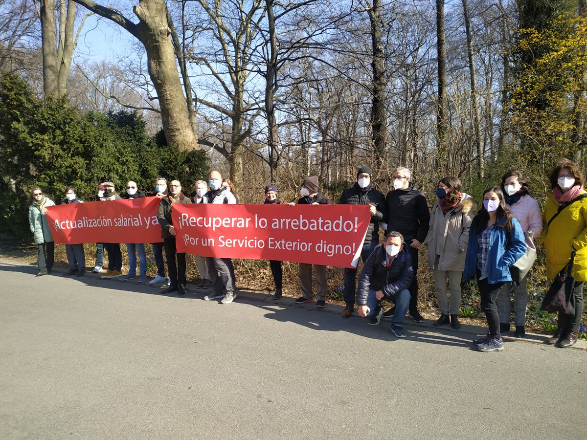 ancalvo's tweet photo. #huelgasPLEX del personal laboral en la @EmbEspAlemania. Salimos a la calle como nuestros compañeros en @EmbSpainUK para reivindicar entre otras cosas una actualización salarial tras más de una década de sueldos congelados. @UgtExterior @Comisionesext @TheObjective_es @FSCdeCCOO https://t.co/CYfKQ9NtMA