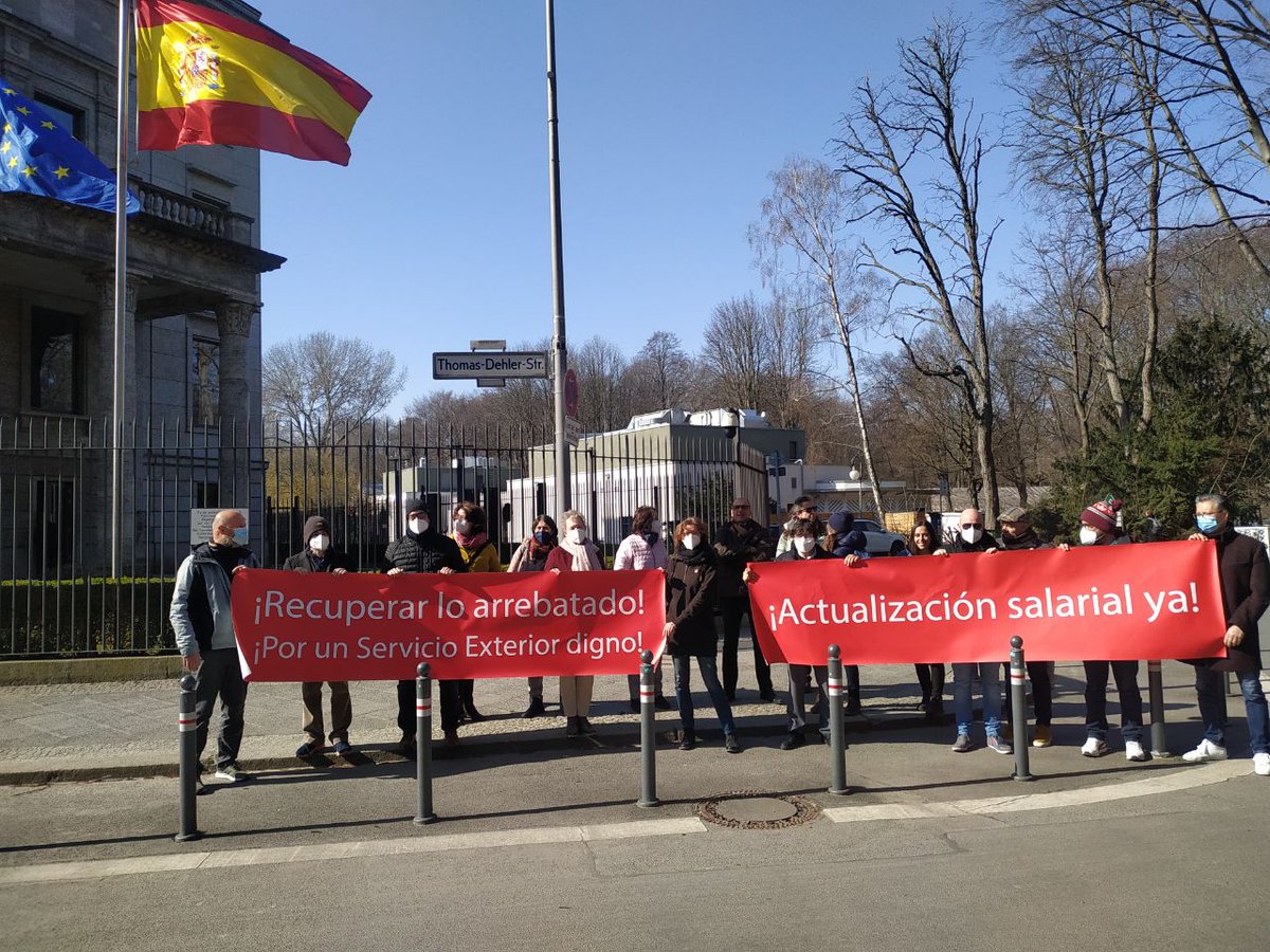 ancalvo's tweet photo. #huelgasPLEX del personal laboral en la @EmbEspAlemania. Salimos a la calle como nuestros compañeros en @EmbSpainUK para reivindicar entre otras cosas una actualización salarial tras más de una década de sueldos congelados. @UgtExterior @Comisionesext @TheObjective_es @FSCdeCCOO https://t.co/CYfKQ9NtMA