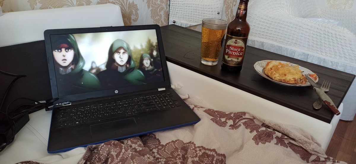 UPersonalDevil's tweet photo. Должна признать, сегодня очень прекрасный день после тяжелых 2 с чём-то недель...  Домашний курник, 0.5 светлого и атака титанов. Этот выходной лучший!!! 💖 https://t.co/nlg1QATKnD