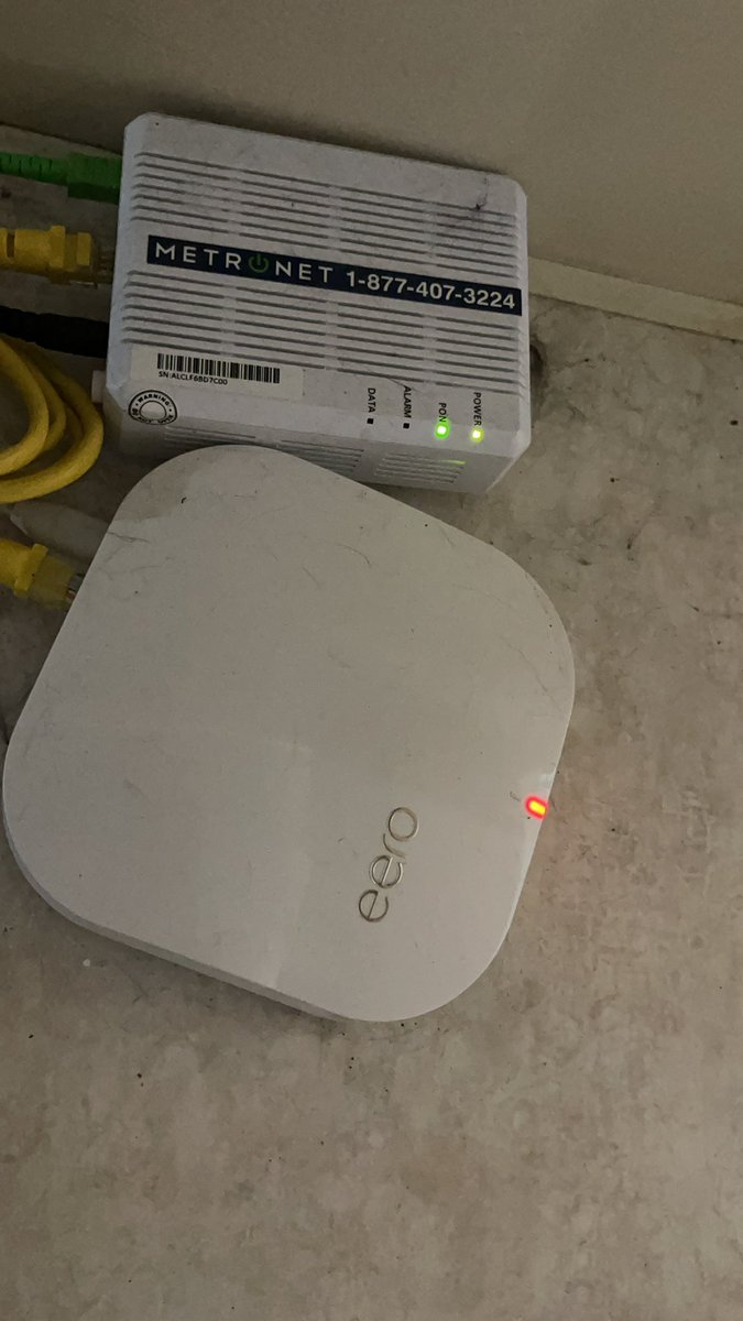 Scream2thestars's tweet photo. @metronetfiber  paid my bill twice says it went through and our router still looks like this. https://t.co/zWzhg3H9Cb