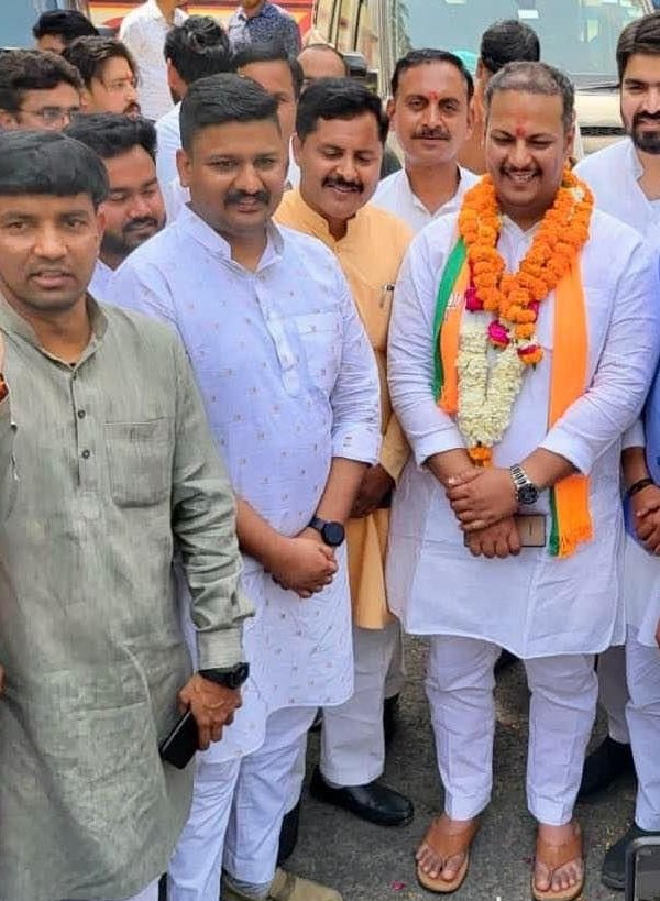 PranshuDutt's tweet photo. आज शुभ सोमवार को अपने पार्टी परिवार के साथ विधान परिषद सदस्य चुनाव में अपना नामांकन दाखिल किया...

#निकाय_चुनाव_2022 https://t.co/4VobOlP4hG