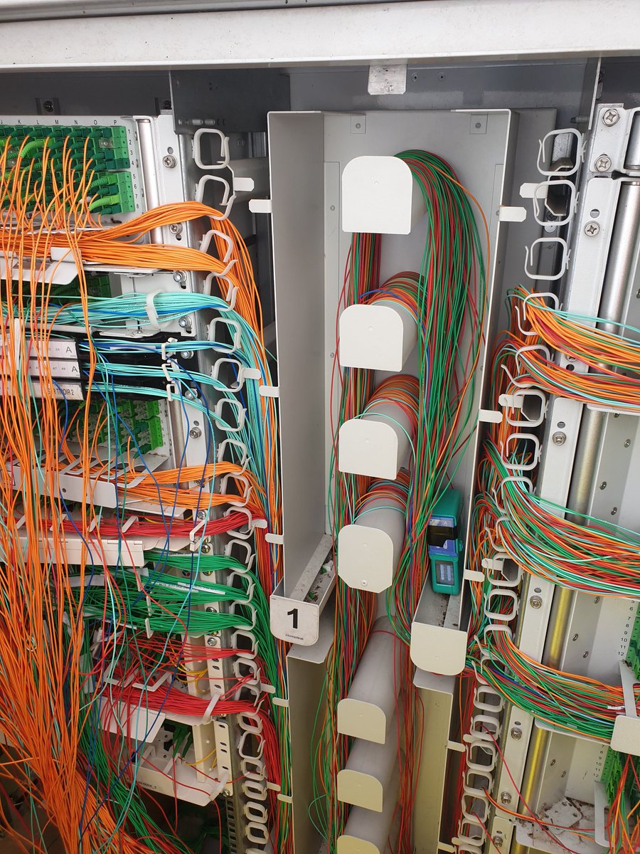 REC sur un PM à Colomiers. Après un week-end de passer 2 cordons de mauvais (OC tiers). Ici un technicien de SFR n'utilise pas la bonne couleur de cordon et ne s'embête pas à le passer correctement. Le non respect de notre travail m'exaspère au plus haut point! #arcep #SFR