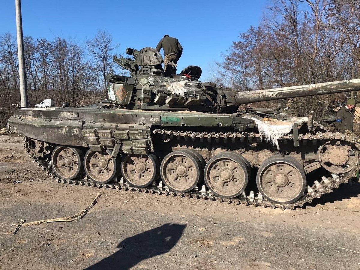 #Ukraine: The Ukrainian forces captured quite an ancient Russian T-72AV tank in the vicinity of #Kyiv.