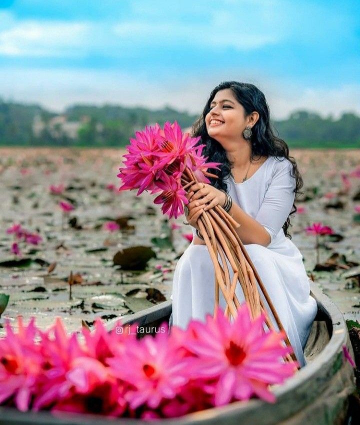 suganthyy's tweet photo. நானும்
உன் நினைவுகளும்

நீர் பொய்கையும்
சூழ் மலர்களும்♪

#தீயிzம் https://t.co/kTSjKQGMa8
