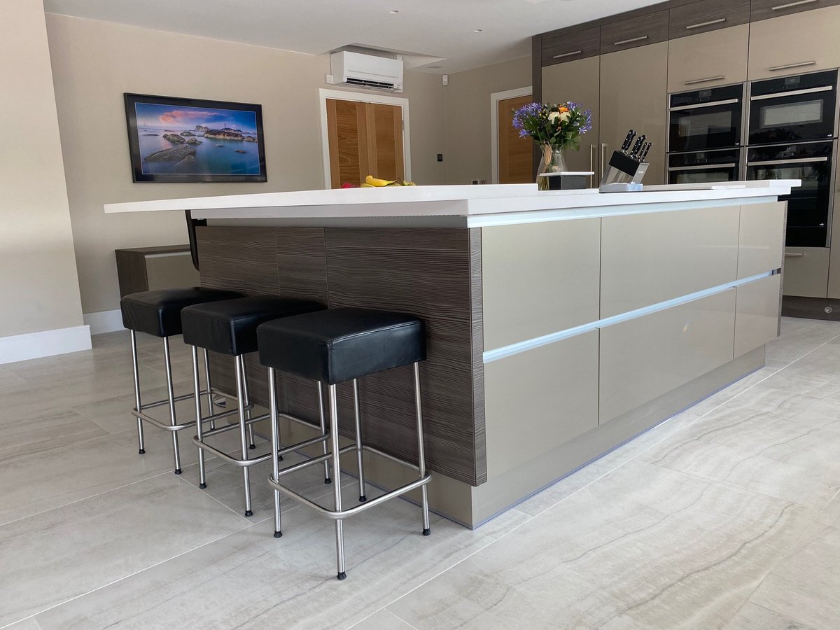 KitchenPanorama's tweet photo. Monday motivation. This kitchen is a True Handle-less Premium High Gloss Beige Metallic with contracting Avola wood grain.
#mondaymotivation #newkitchen #kitchendreams #handleless #highgloss #beige #metallic #avolawood #kitcheninspo #interiordesign #interiors #homeinspo #wirral https://t.co/IVuHBepSch
