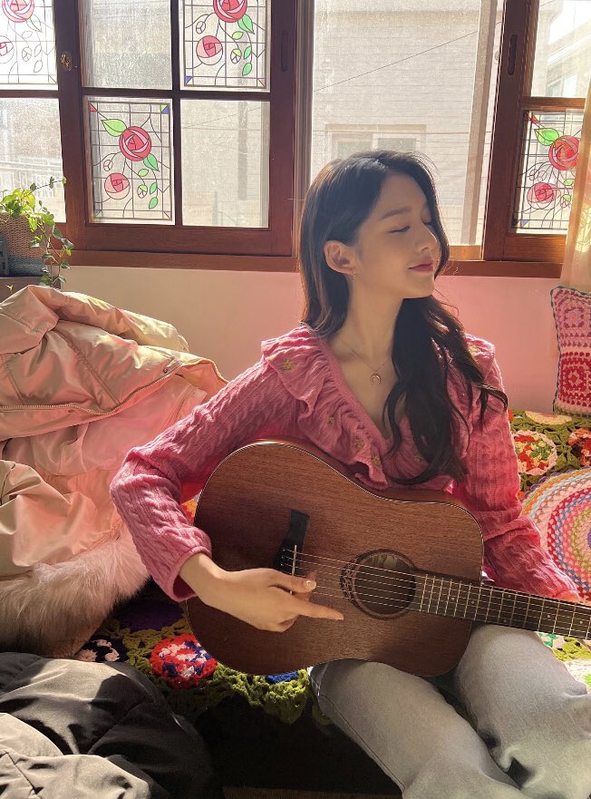 WFKSecretNumber's tweet photo. [FANADDS UPDATE] - Soodam

비하인드에 나왔던 수담이 기타짤🙌🏻👻🤣
사진만 보면 싱어송라이터같아요 그죠?🙈ㅋㅋㅋㅋ
🤫🤫🤫🤫❤️❤️

#시크릿넘버 #vineent #SECRET_NUMBER #Soodam #수담 #BUNNYDAMI 🐰@5ecretNumber https://t.co/i0ljIQar5R